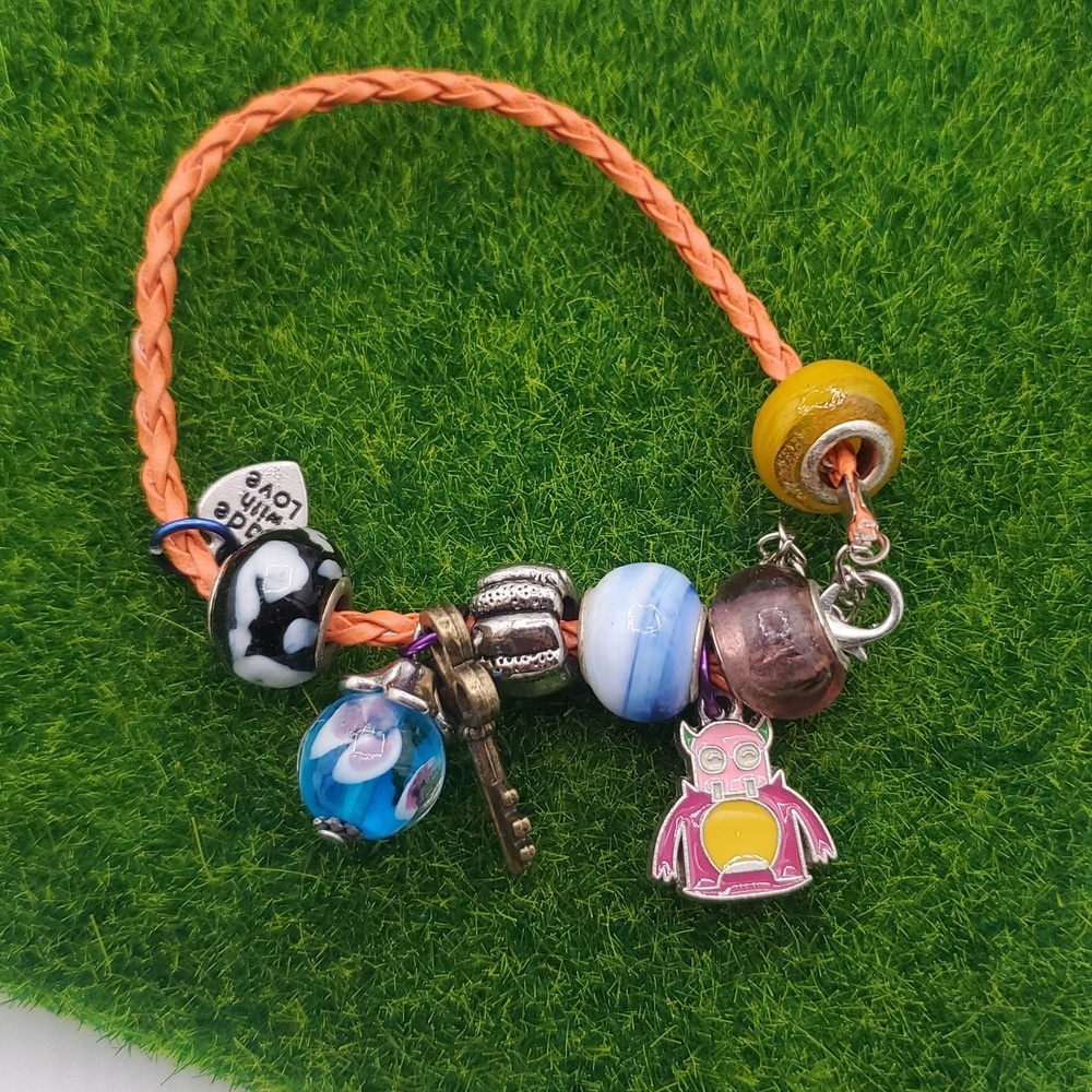 Vintage Charm Bracelet B3011 Comes With All Charms!